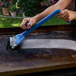 Grattoir à plaque de cuisson avec manche en plastique