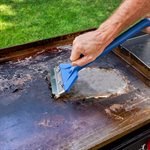 Grattoir à plaque de cuisson avec manche en plastique