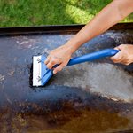 Grattoir à plaque de cuisson avec manche en plastique