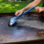 Grattoir à plaque de cuisson avec manche en plastique