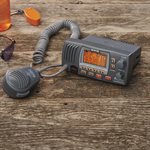 Radio marine VHF avec GPS de 25 watts Cobra avec support fixe, noire